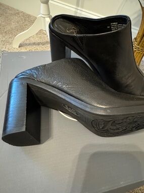 Black Leather Block Heel Mules
Sofft brand